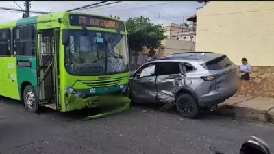 Carro invade preferencial e colide com ônibus do transporte público em Teresina