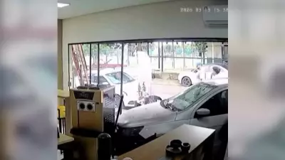 Carro liga sozinho e invade sorveteria no Mato Grosso após curto-circuito