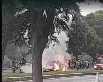 Carro pega fogo e interdita avenida no Centro de Três Rios, no RJ
