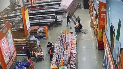 Cliente é soterrada por tonelada de leite condensado em acidente com empilhadeira no RS