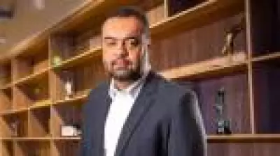 Cláudio Castro enfrenta 'fogo amigo' após inelegibilidade decretada pelo TSE