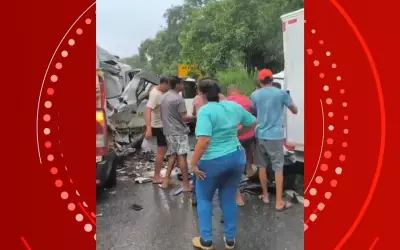 Colisão entre ambulância e caminhão fere três pessoas na Bahia