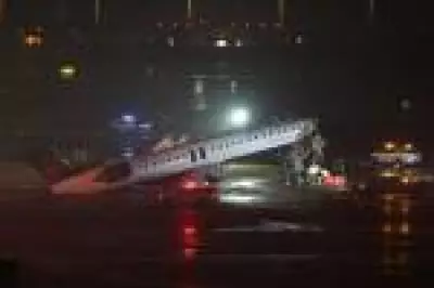 Colisão entre avião e caminhão de bombeiros em LaGuardia deixa dois mortos e mais de 40 feridos