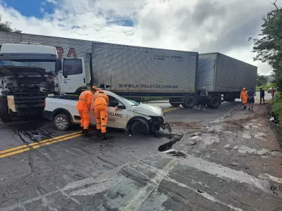 Colisão frontal entre caminhonete e carreta interdita BR-251 em Fruta de Leite