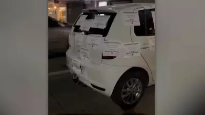 Comerciante cola panfletos em carro estacionado em vaga exclusiva em Goiânia