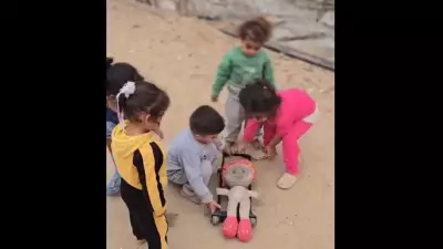 Crianças em Gaza simulam funeral com boneca em vídeo que viraliza e choca o mundo