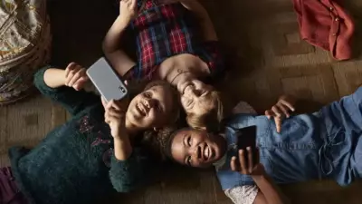 Estudo global revela que aumento do uso de celular por adolescentes está ligado a queda no desempenho escolar e solidão