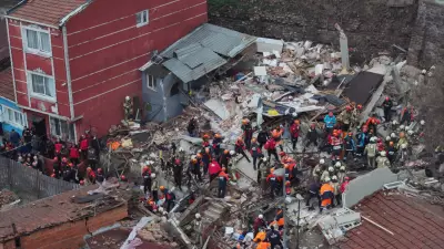 Explosão por vazamento de gás derruba dois prédios em Istambul e deixa nove feridos