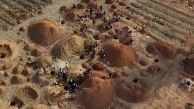 Famílias nigerianas sobrevivem com mineração improvisada em quintais
