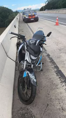 Homem de 42 anos se fere em acidente de moto na Via Dutra, em Resende, após colidir com bloco de concreto