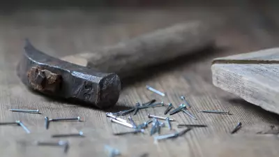 Homem é preso por agredir irmã e sobrinha com martelo em Candeias do Jamari