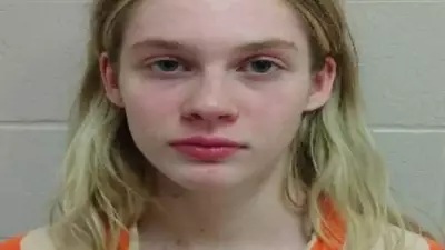 Jovem de 18 anos presa após acidente fatal que matou mãe e filho de 7 anos em invasão de casa