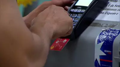 Juros do cartão de crédito atingem 436% ao ano em fevereiro, diz BC