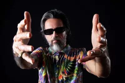 Lúcio Maia, ex-Nação Zumbi, anuncia segundo álbum solo para abril com estética futurista