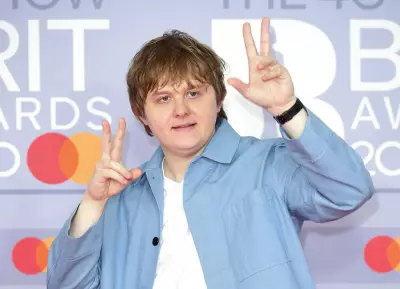 Lewis Capaldi supera Síndrome de Tourette e faz retorno triunfal após pausa na carreira