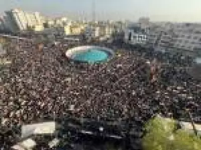 Milhares juntam-se em Teerã para jurar lealdade ao novo líder supremo do Irã, Mojtaba Khamenei