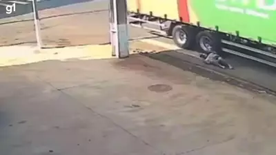 Motociclista de 62 anos rola no asfalto e evita ser atropelada por caminhão no Paraná