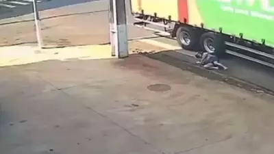 Motociclista escapa por pouco de ser atropelada por caminhão em Arapongas, no Paraná