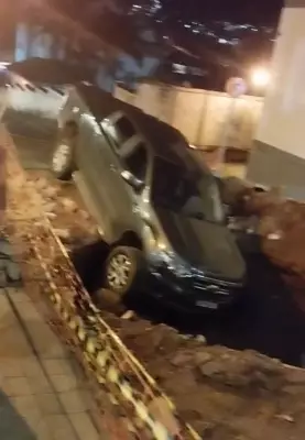 Motorista escapa ileso após caminhonete cair em cratera em São João del Rei