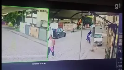 Mulher é assaltada ao caminhar em rua de Campos dos Goytacazes; vídeo mostra ação