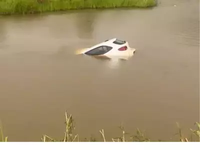 Mulher perde controle após buraco e carro cai em açude no interior do Acre