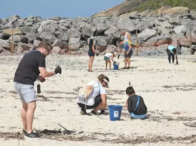 Mutirão de limpeza na Praia de Ponta Negra celebra Dia Mundial da Água em Maricá