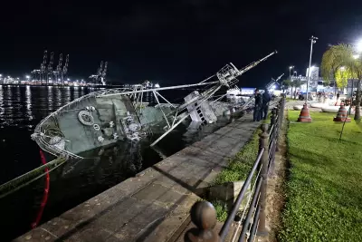 Navio histórico inclina e fica apoiado no fundo do estuário do Porto de Santos