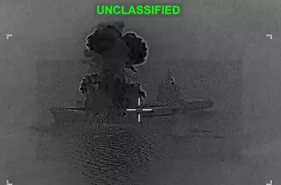 Navio porta-drones iraniano é atingido e incendiado em ataque dos Estados Unidos