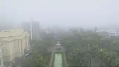 Neblina intensa cobre Belo Horizonte em manhã de sábado com chuva fina