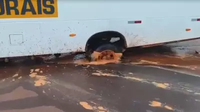 Ônibus afunda no asfalto e revela vazamento oculto que deixou moradores sem água em Pereira Barreto (SP)