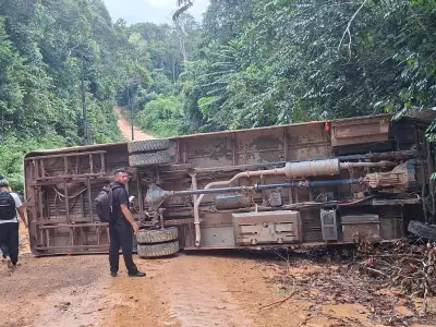 Ônibus escolar capota em ladeira de barro na zona rural de Manaus; estudantes ilesos