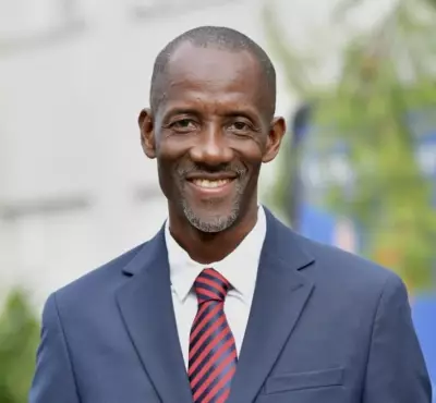 Novo prefeito de Saint-Denis enfrenta ataques racistas após eleição e convoca mobilização antirracista