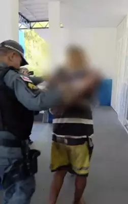 Passageira é esfaqueada durante assalto em ônibus da linha 026 em Manaus; suspeito preso