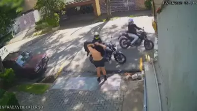 Pedestre é assaltado por dupla de motociclistas em São Paulo e tira camiseta para se mostrar desarmado