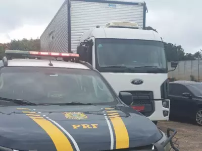 PRF apreende caminhão com mais de 250 multas e R$ 80 mil em débitos na BR-470, em Bento Gonçalves