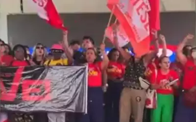 Professores ocupam palco durante evento do governo em São Cristóvão em protesto por greve