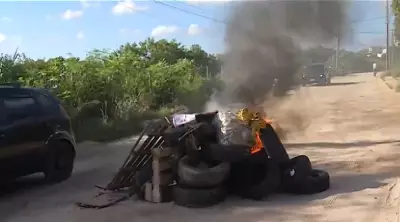 Protesto em São Pedro da Aldeia: Moradores do Vinhateiro queimam pneus contra buracos e falta de infraestrutura