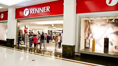 Renner retira blusa 'Regret Nothing' após réu de estupro usá-la e vínculo com Andrew Tate