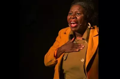 Rio das Ostras recebe estreia de monólogo cômico 'Querida Mamãe' em homenagem a Dario Fo