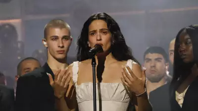 Rosalía interrompe show na Itália por intoxicação alimentar: entenda a doença