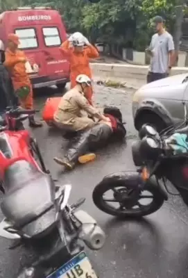 Árvore cai sobre motoboy na saída do Túnel Acústico na Gávea, Rio de Janeiro