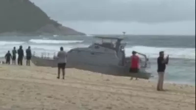 Segunda embarcação encalha durante operação de resgate da Marinha na Praia da Macumba