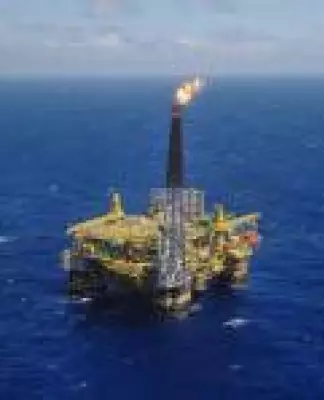 Tensão EUA-Irã dispara petróleo em 20% e reacende alerta global sobre inflação