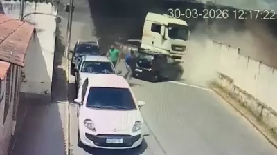 Trem atinge carreta e carros em Carandaí, MG; motorista fica ferido