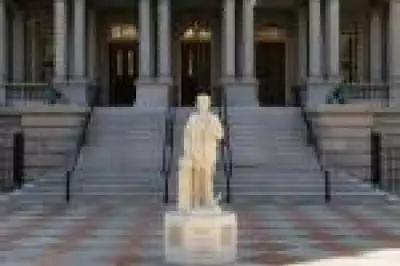 Trump reinaugura estátua de Cristóvão Colombo na Casa Branca como 'herói americano original'