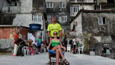 Turismo de 'selfie de drones' em favelas do Rio gera empregos e polêmica