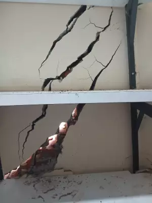 Vazamento de esgoto causa rachaduras e interdita casas em Indaiatuba, SP