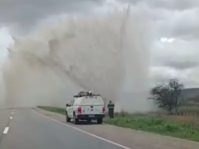Vazamento massivo na BR-232 interrompe abastecimento de água em municípios do Agreste pernambucano