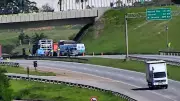 Acidente com caminhões interdita faixa da Dom Pedro I em Bom Jesus dos Perdões