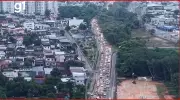 Acidente derruba poste e causa congestionamento de 10 km na Avenida das Torres em Manaus